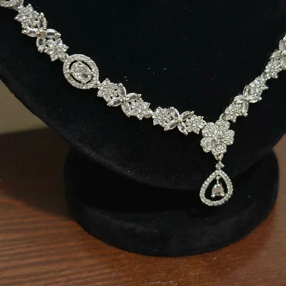 Necklace & Earrings Set - Picture 3 of 6